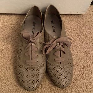 Lower east side size 9. Gray flat lace up.
